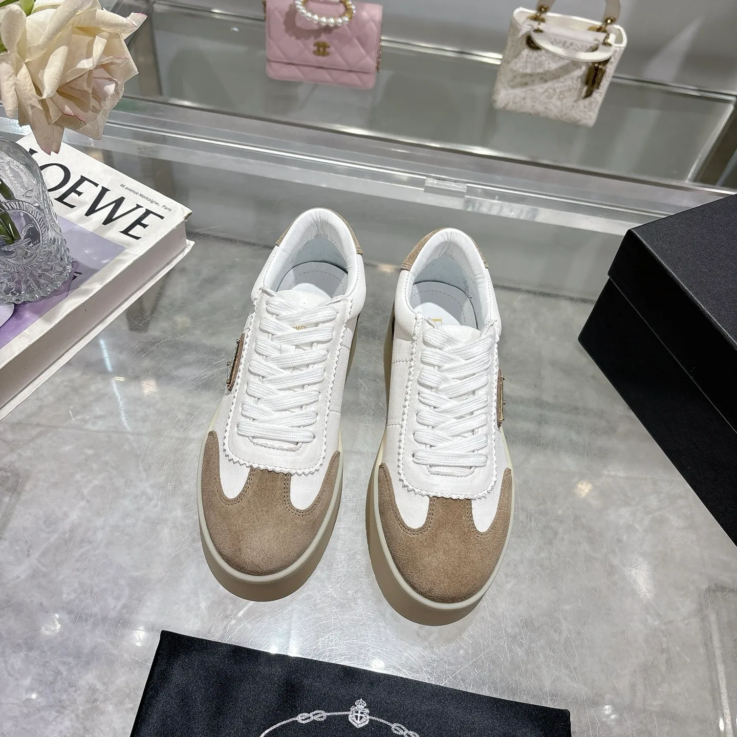 👟👟Ex-factory price 540👟👟 Prada 25 new thick-soled casual sneakers. This sneaker continues the timeless silhouette and is a new classic item. Crafted from leather to enhance style. The style is light, with a triangle buckle logo and a 5CM thick sole. It is suitable for all seasons and can be matched with all kinds of casual styles. In an era where various styles are full of attention, the most long-term companion and the one that captures people's hearts bit by bit is undoubtedly the white shoe. Fabric: Cowhide Lining: Sheepskin Outsole: Original TPU two-color outsole Sole thickness: 5CM Size female 35-40